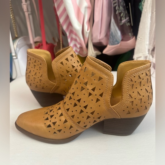 Frye & Co. Sienna "Camel" Cut Out Bootie Ankle Boot Size 6 - Picture 8 of 9